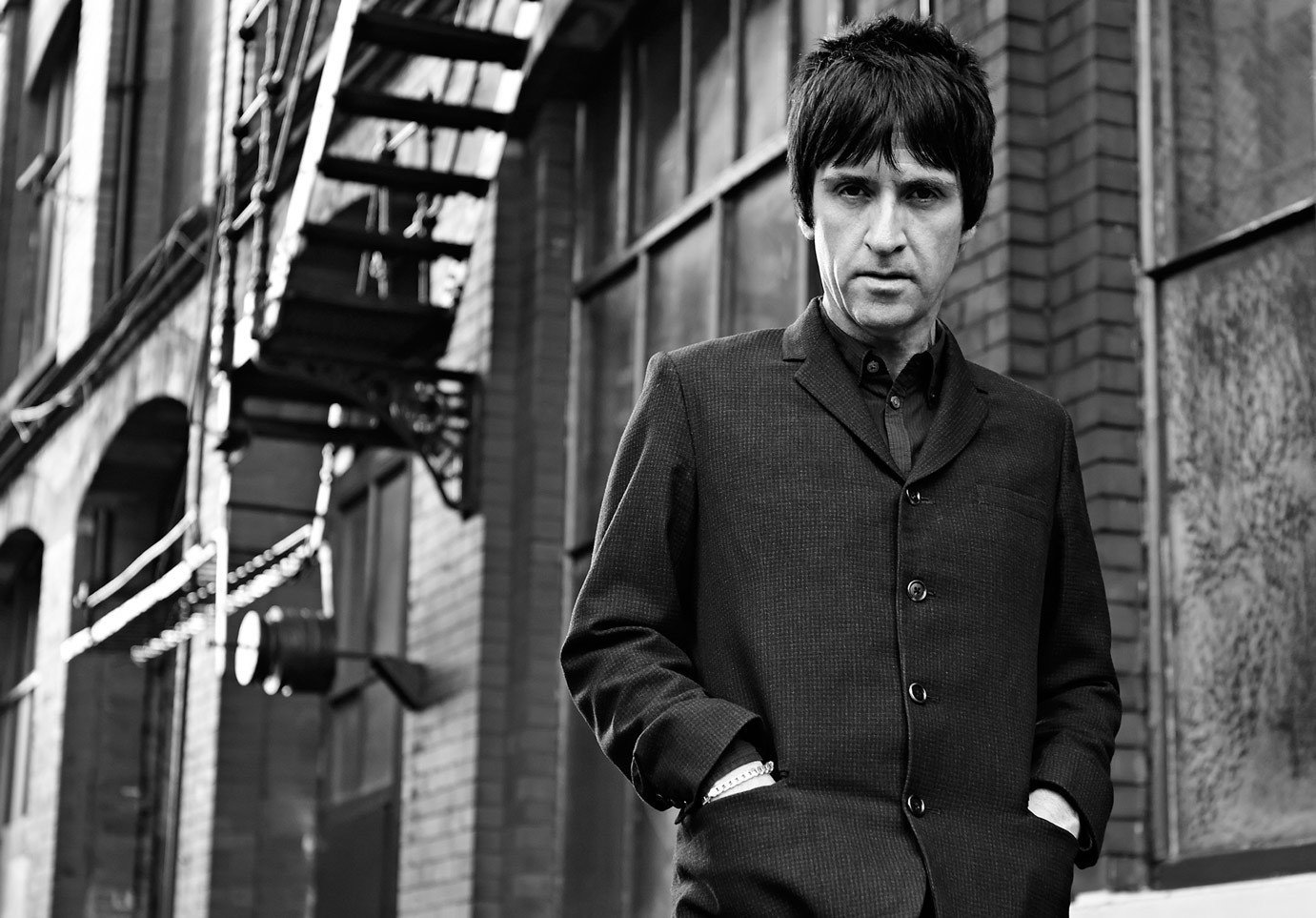 Джонни клипы. Джонни Марром. Edwyn Collins Johnny Marr. Johnny Marr Jacket. Johnny Marr Orange Jacket.